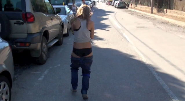Imagen 4 extra�da de un video grabado por un grupo de vecinos de Gav� Mar sobre las molestias que los clientes de un afterhour de Viladevoquen en Gav� Mar (12 Octubre 2011)